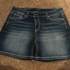 Brand new with tags. Jean shorts from Buckle. Size 32. Curvy fit. High rise